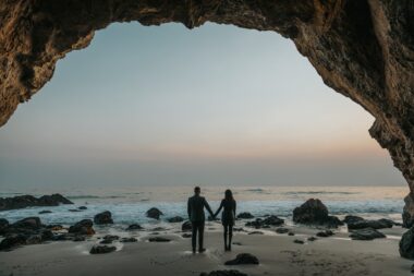 Een aanzoek op het strand is ongetwijfeld een van de meest romantische en picture-perfect manieren om je partner ten huwelijk te vragen. - Ready To Ask