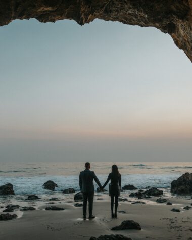 Een aanzoek op het strand is ongetwijfeld een van de meest romantische en picture-perfect manieren om je partner ten huwelijk te vragen. - Ready To Ask