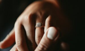 Wat voor een verlovingsring moet je kiezen? Klik hier om meer te weten te komen over de metaalsoorten, diamanten, edelstenen en een ringdoosje. – Ready To Ask
