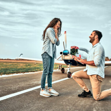 Een vliegtuigaanzoek is de unieke onvergetelijke manier om iemand ten huwelijk te vragen. Klik hier voor meer bijzondere aanzoekideeën – Ready To Ask