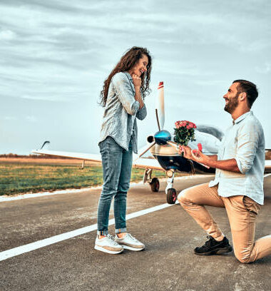 Een vliegtuigaanzoek is de unieke onvergetelijke manier om iemand ten huwelijk te vragen. Klik hier voor meer bijzondere aanzoekideeën – Ready To Ask