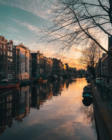 Amsterdams romantische grachten, huisjes en bruisend stadsleven bieden het perfecte decor voor jouw huwelijksaanzoek. Ontdek de 7 mooiste plekjes. - Ready To Ask
