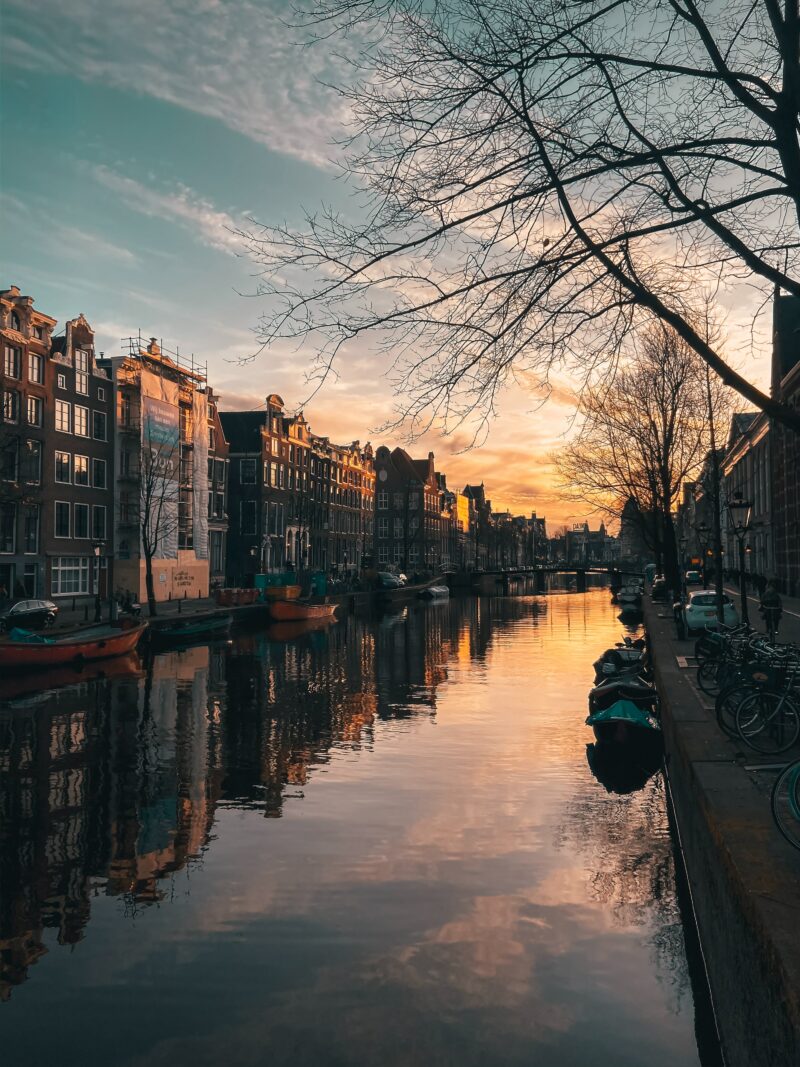 Amsterdams romantische grachten, huisjes en bruisend stadsleven bieden het perfecte decor voor jouw huwelijksaanzoek. Ontdek de 7 mooiste plekjes. - Ready To Ask