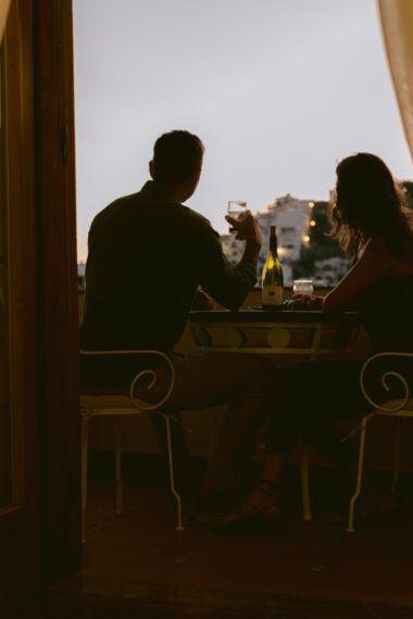 Propose marriage to your loved one on the terrace of a top like this ‘cheersing’ couple.